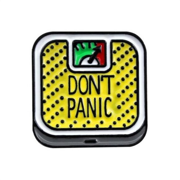 Pin's don't panic jaune