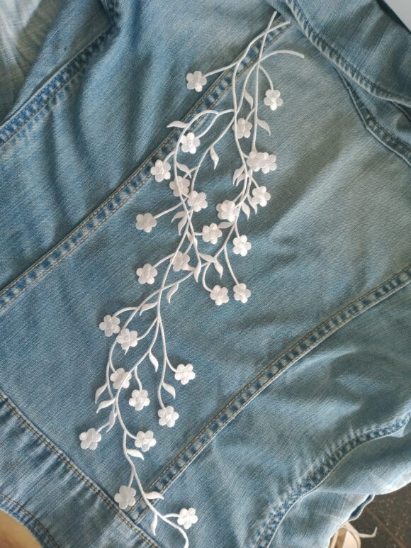 Patch dos entier grappe fleurs blanches